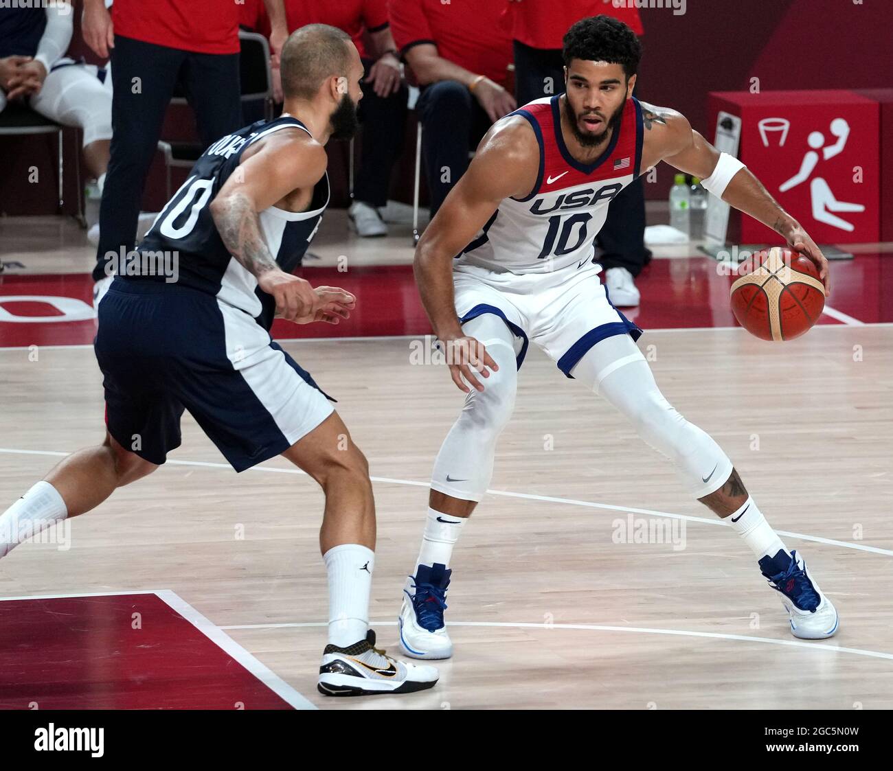 Jayson Tatum des États-Unis (à droite) et Evan Fournier de France en action lors du match de médaille d'or des hommes à la Saitama Super Arena le quinzième jour des Jeux Olympiques de Tokyo 2020 au Japon. Date de la photo: Samedi 7 août 2021. Banque D'Images