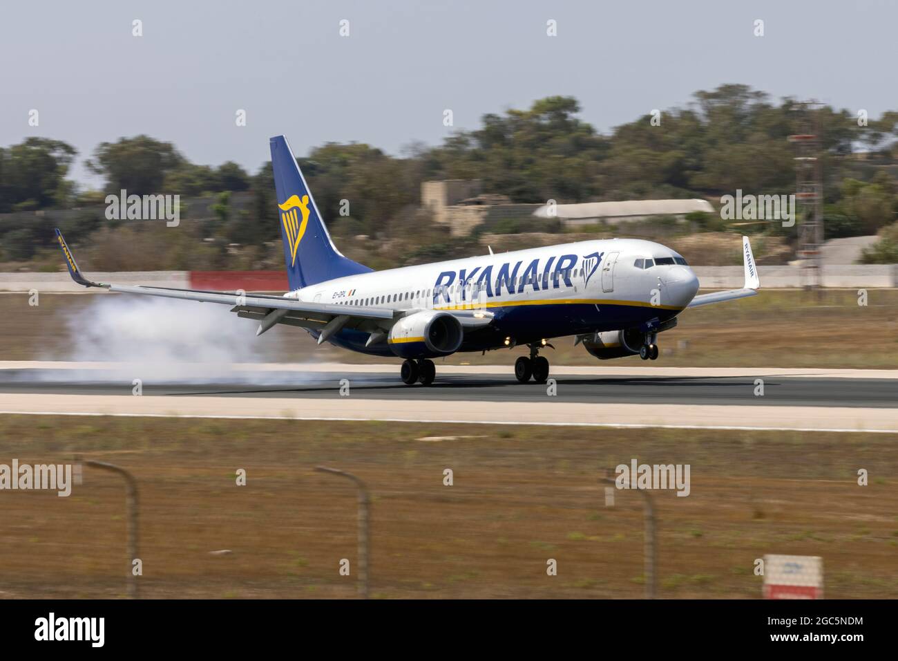 Ryanair Boeing 737-8AS (Reg.: EI-DPL) se retouchant avec un nuage de caoutchouc brûlé. Banque D'Images