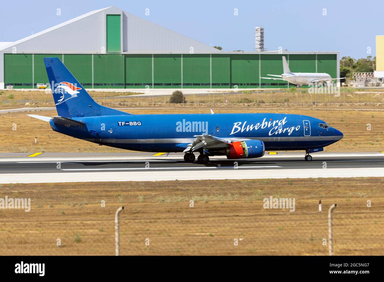 Bluebird Cargo Boeing 737-36F(SF) (Reg.: TF-BBG) piste d'atterrissage 31, avec un cône de nez et un capot moteur tribord remplacés. Banque D'Images