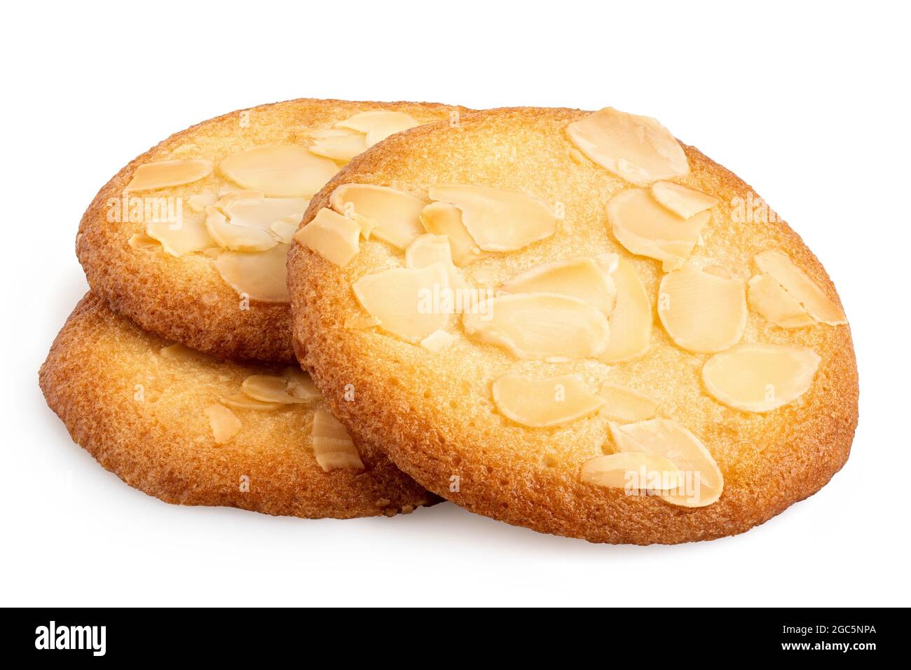Trois biscuits aux amandes en flocons isolés sur du blanc. Banque D'Images