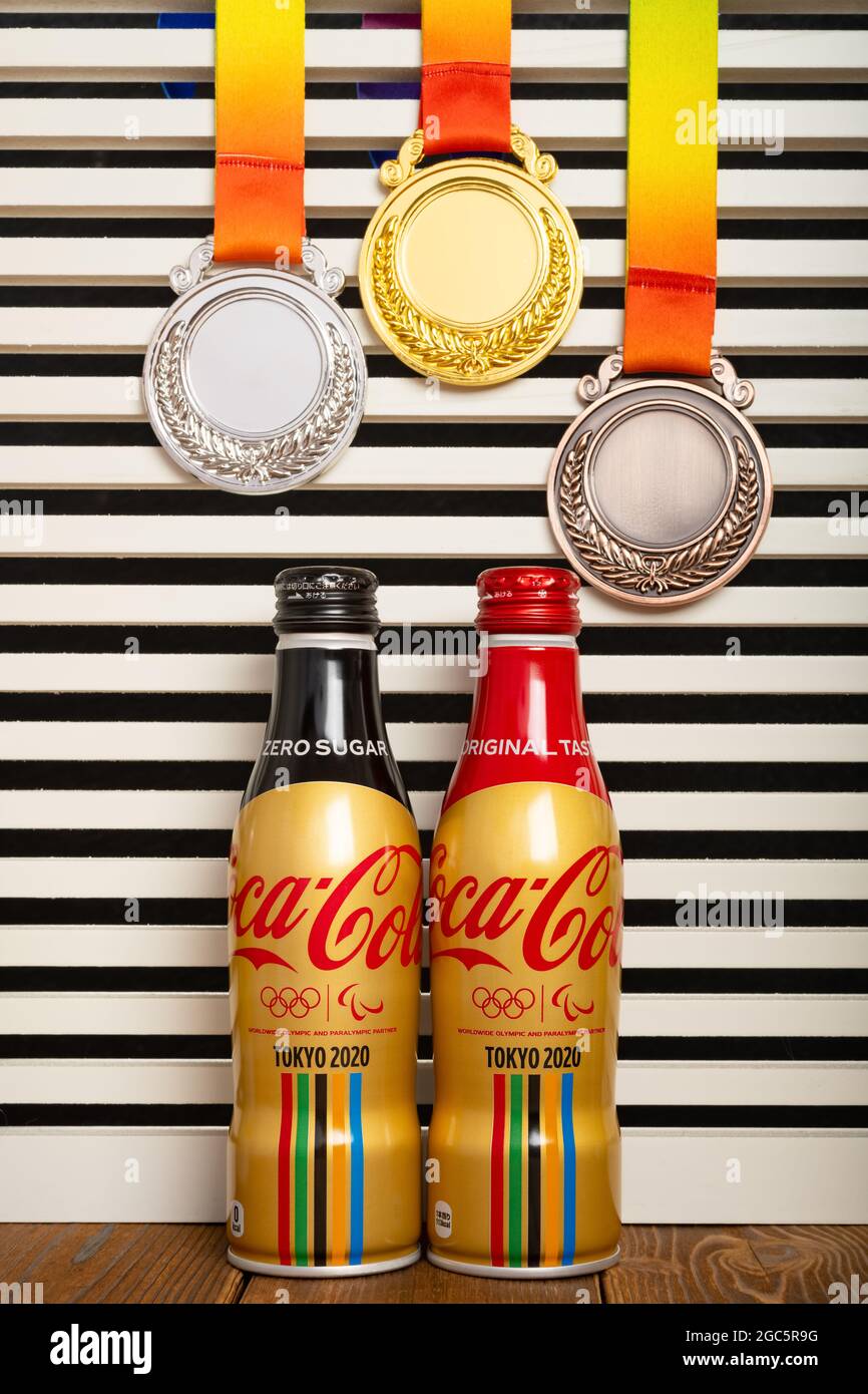 ZHONGSHAN Chine-août 6,2021:bouteilles de sucre zéro et colas original de goût fait par Coca-Cola spécialement pour Tokyo Olympic 2020 avec l'or et l'argent a Banque D'Images