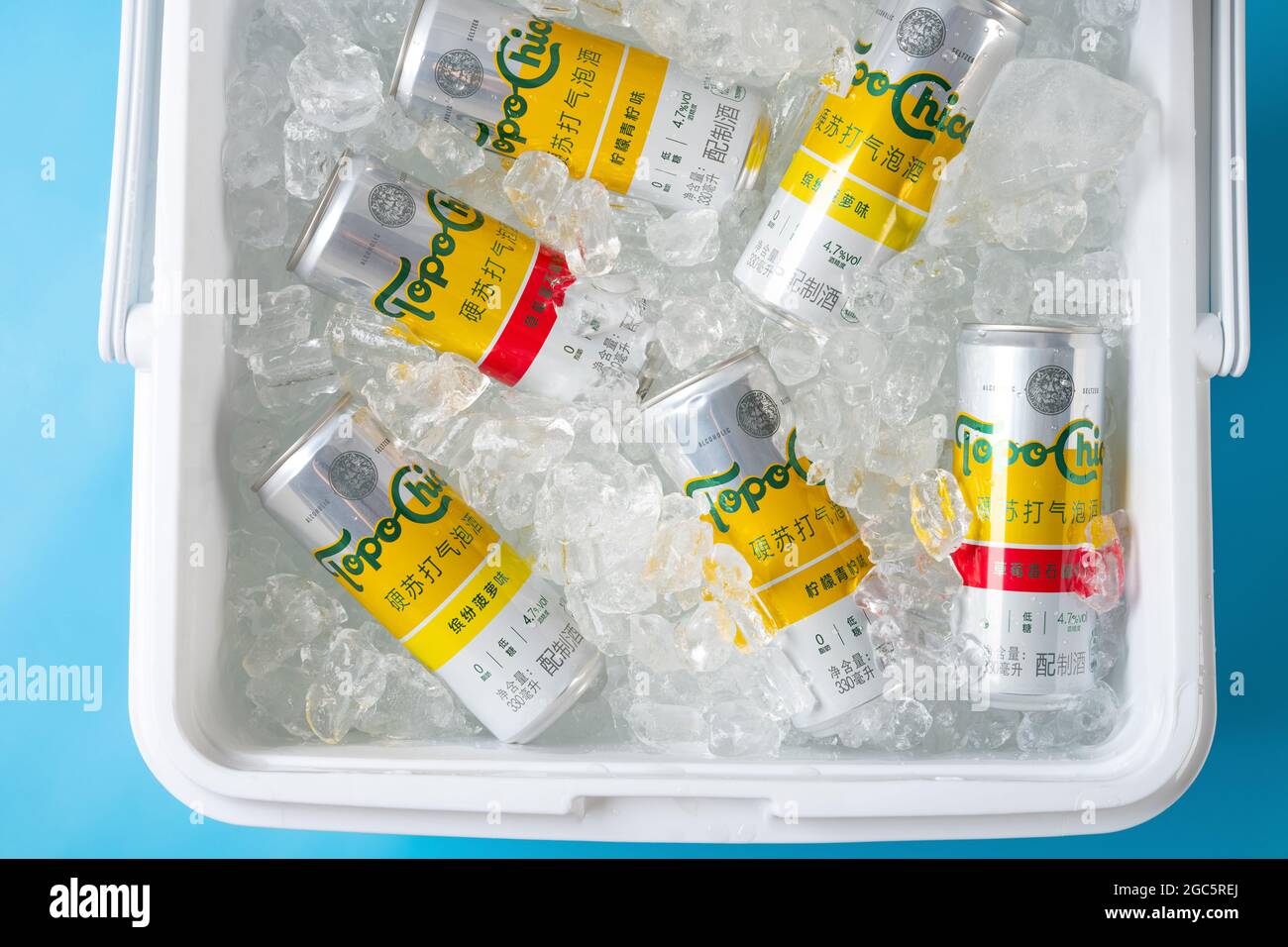ZHONGSHAN GUANGDONG Chine-juillet 17 2021:Coca-Colas nouveau produit Topo Chico Hard Seltzer avec glace dans un cas glacé, il mélange eau gazeuse purifiée, la colle Banque D'Images