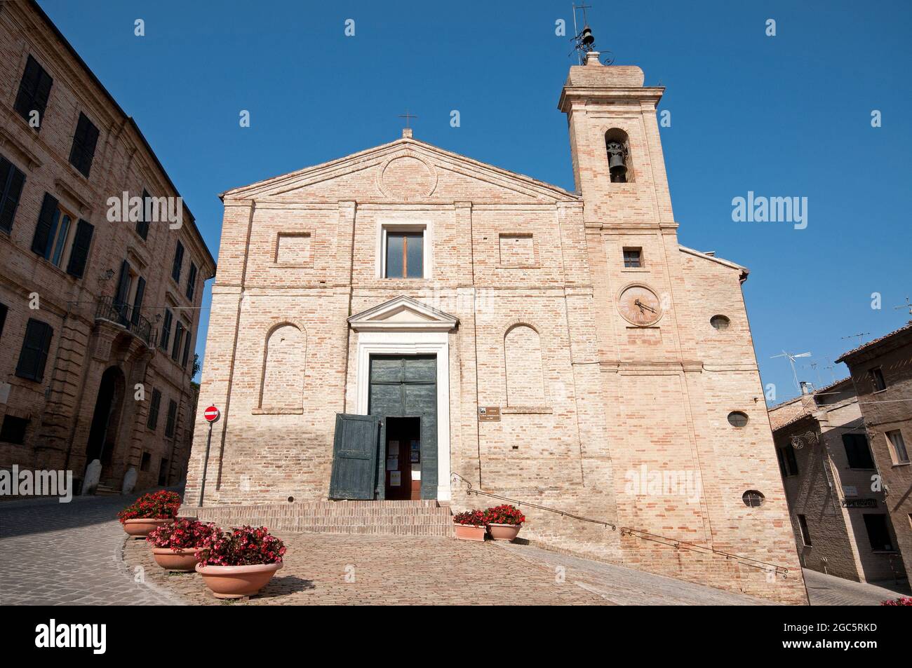 Église Santa Maria di Montemorello (où Giacomo Leopardi a été baptisé) sur la place Sabato del Villaggio, Recanati, Marche, Italie Banque D'Images