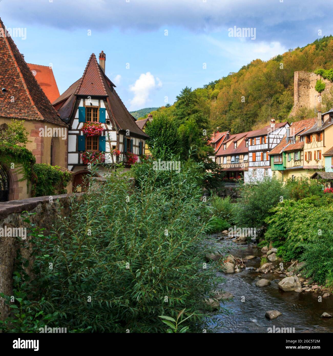 Vue sur le village de Kaysersberg en Alsace en été Banque D'Images