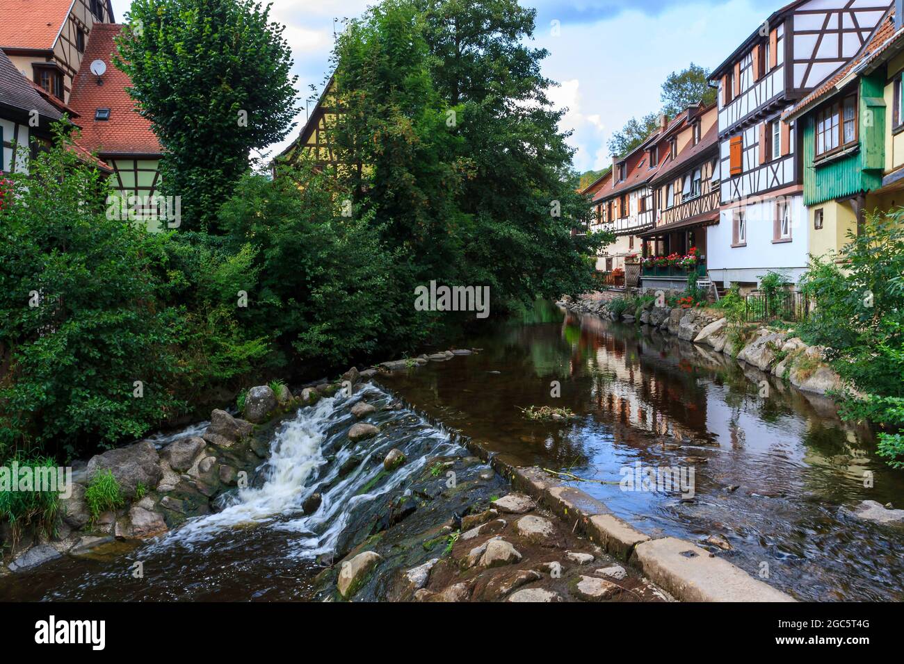 Vue sur le village de Kaysersberg en Alsace en été Banque D'Images