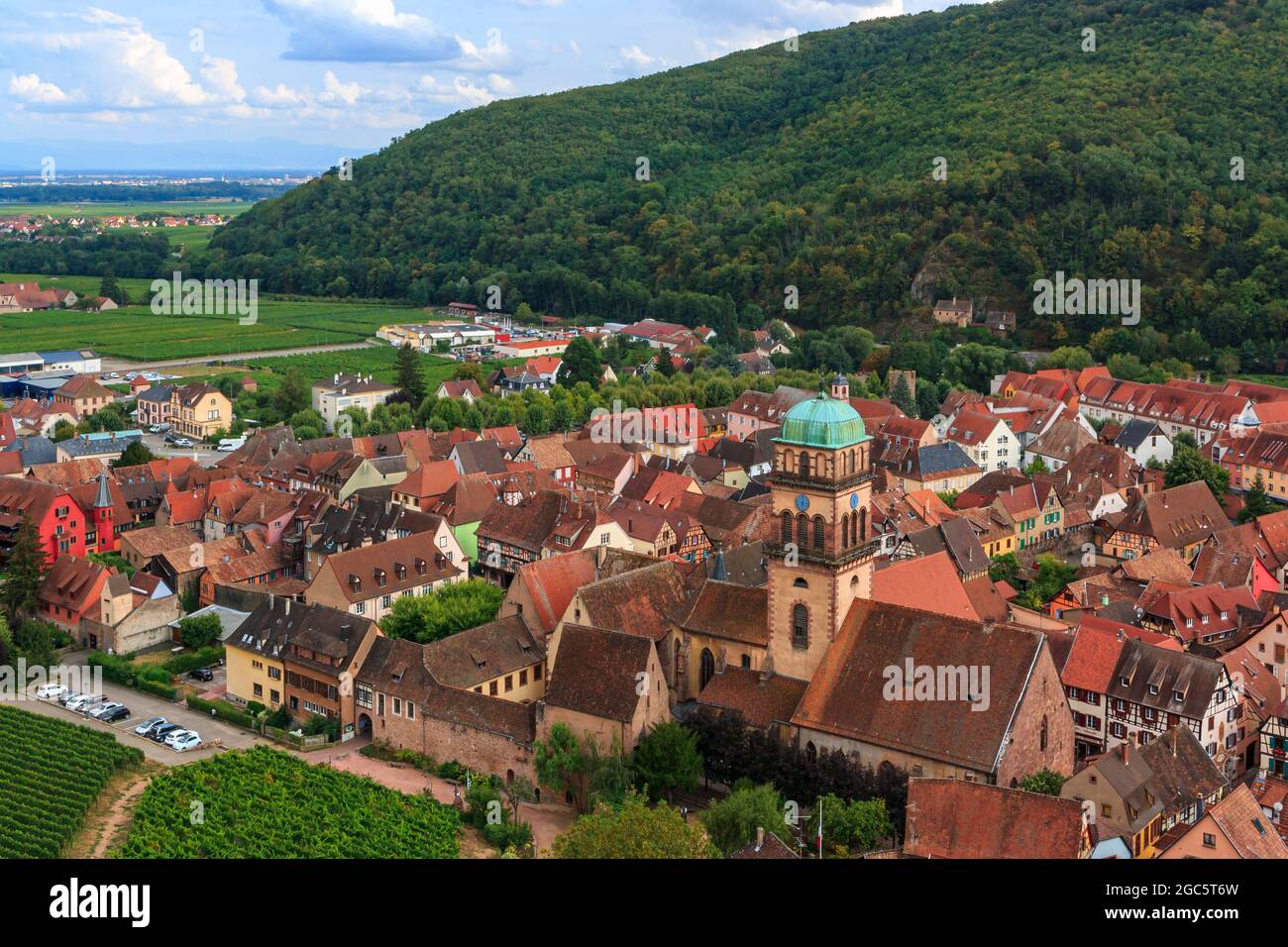 Vue sur le village de Kaysersberg, entre les vignobles d'Alsace en été Banque D'Images