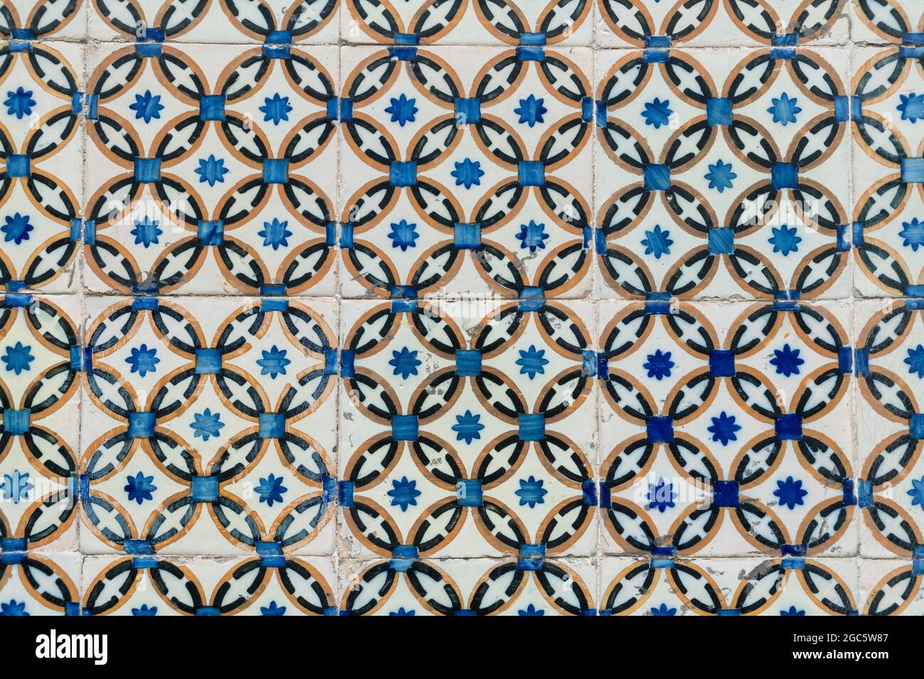 Tuiles traditionnelles portugaises azulejo avec ornement symétrique simple. Concept de culture portugaise. Banque D'Images