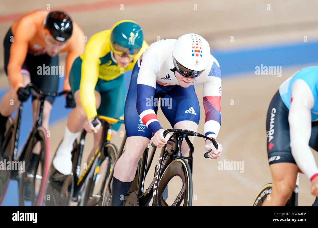 Jack Carlin, en Grande-Bretagne, pendant les premiers tours de Keirin hommes au vélodrome d'Izu, le quinzième jour des Jeux Olympiques de Tokyo en 2020 au Japon. Date de la photo: Samedi 7 août 2021. Banque D'Images