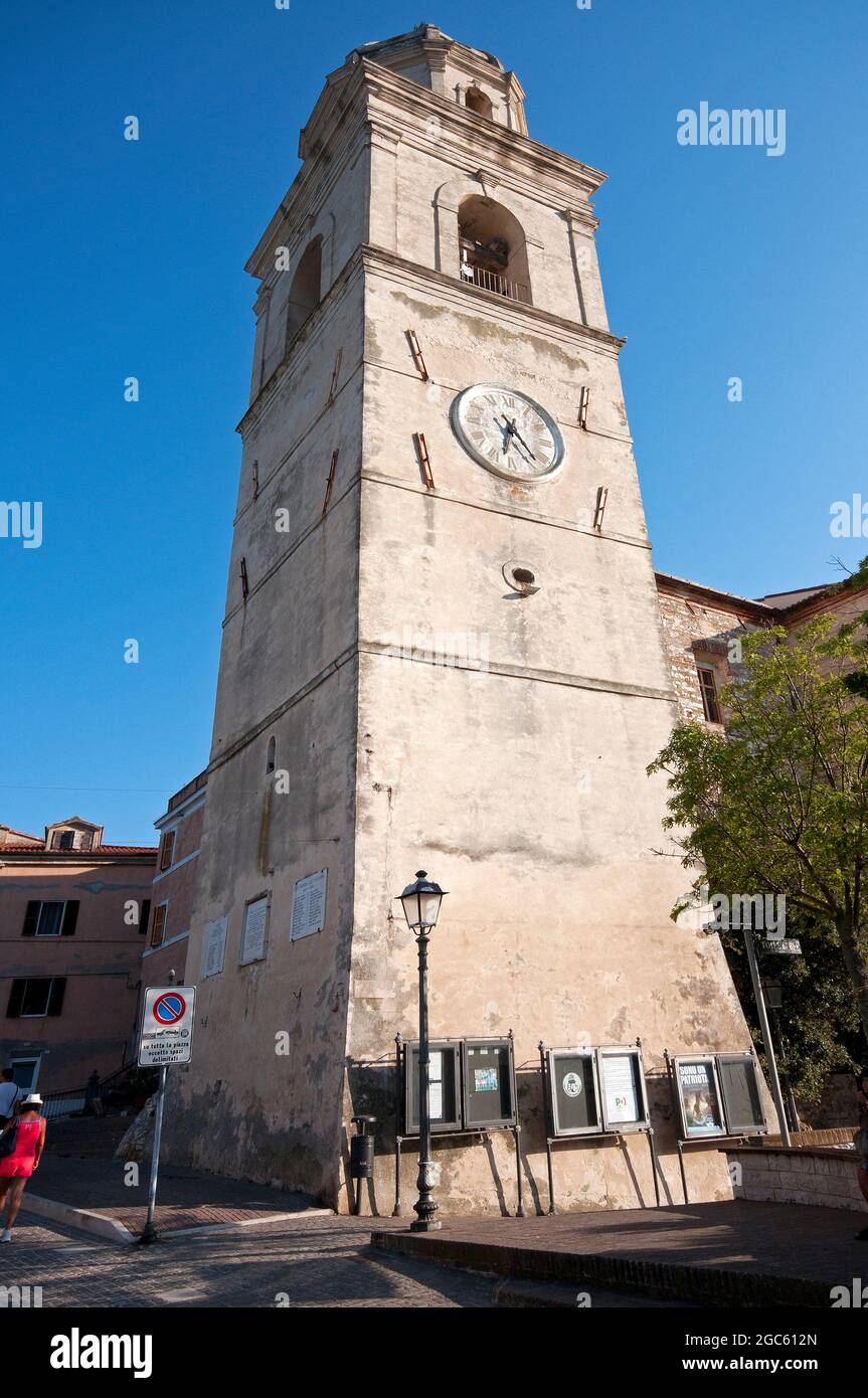 Clocher de l'église Saint-Nicolas de Bari, Sirolo, Marche, Italie Banque D'Images