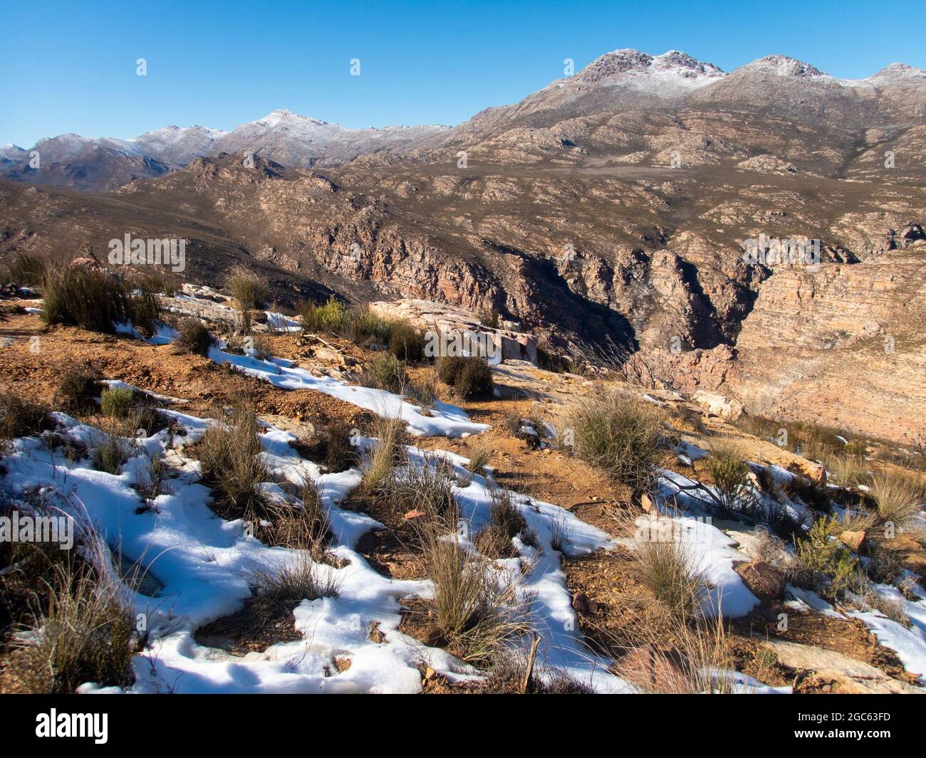 Scène hivernale avec neige sur le col Swartberg, Afrique du Sud Banque D'Images