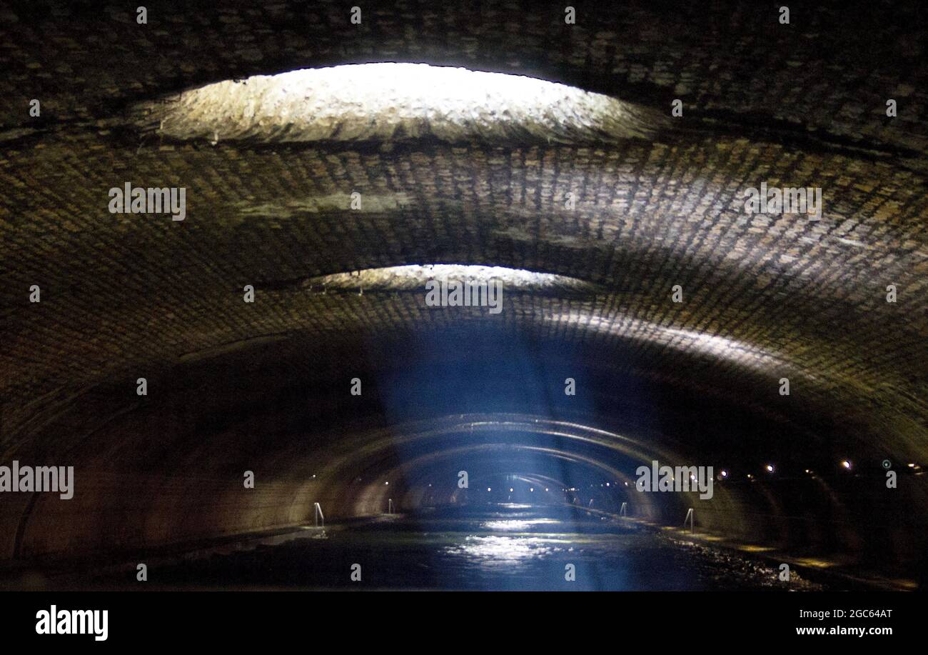 Le Canal Saint-Martin est une voie navigable de 4.6 km de long à Paris, reliant le Canal de l'Ourcq à la Seine. En 1802, Napoléon ordonna la construction afin de fournir un itinéraire pour apporter de la nourriture, de l'eau douce et d'autres marchandises à Paris. Il a été achevé en 1825. Mi-XIXe siècle, la moitié de sa longueur a été couverte (entre la rue du Faubourg du Temple et la place de la Bastille), pour permettre aux Boulevards Jules Ferry et Richard-Lenoir de faire partie de l'urbanisme du baron Hausmann. Le canal a été utilisé comme une fuite pour Ethan Hunt et son équipe dans le film Mission impossible - Fallout de 2018. Banque D'Images