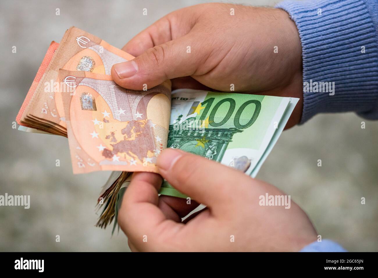 Gros plan sur un Wman comptant des billets en euros Banque D'Images