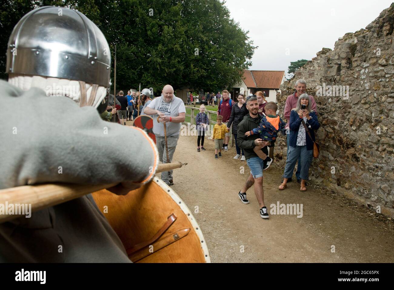 1er août 2021. Norfolk, Angleterre. L'événement les soldats à travers les âges à Castle Rising, le premier événement public au château du XIIe siècle depuis avant la pandémie de Covid. Les visiteurs de tous âges découvrent en gros plan les facéties de personnages belligérants de la Grande-Bretagne romaine jusqu'à la deuxième Guerre mondiale. Banque D'Images