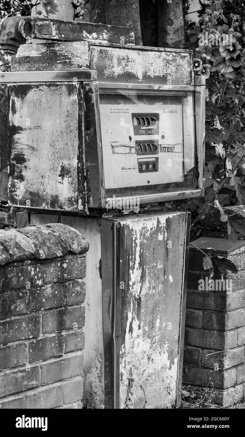 Pompe à essence à vide noir et blanc, voitures électriques Banque D'Images