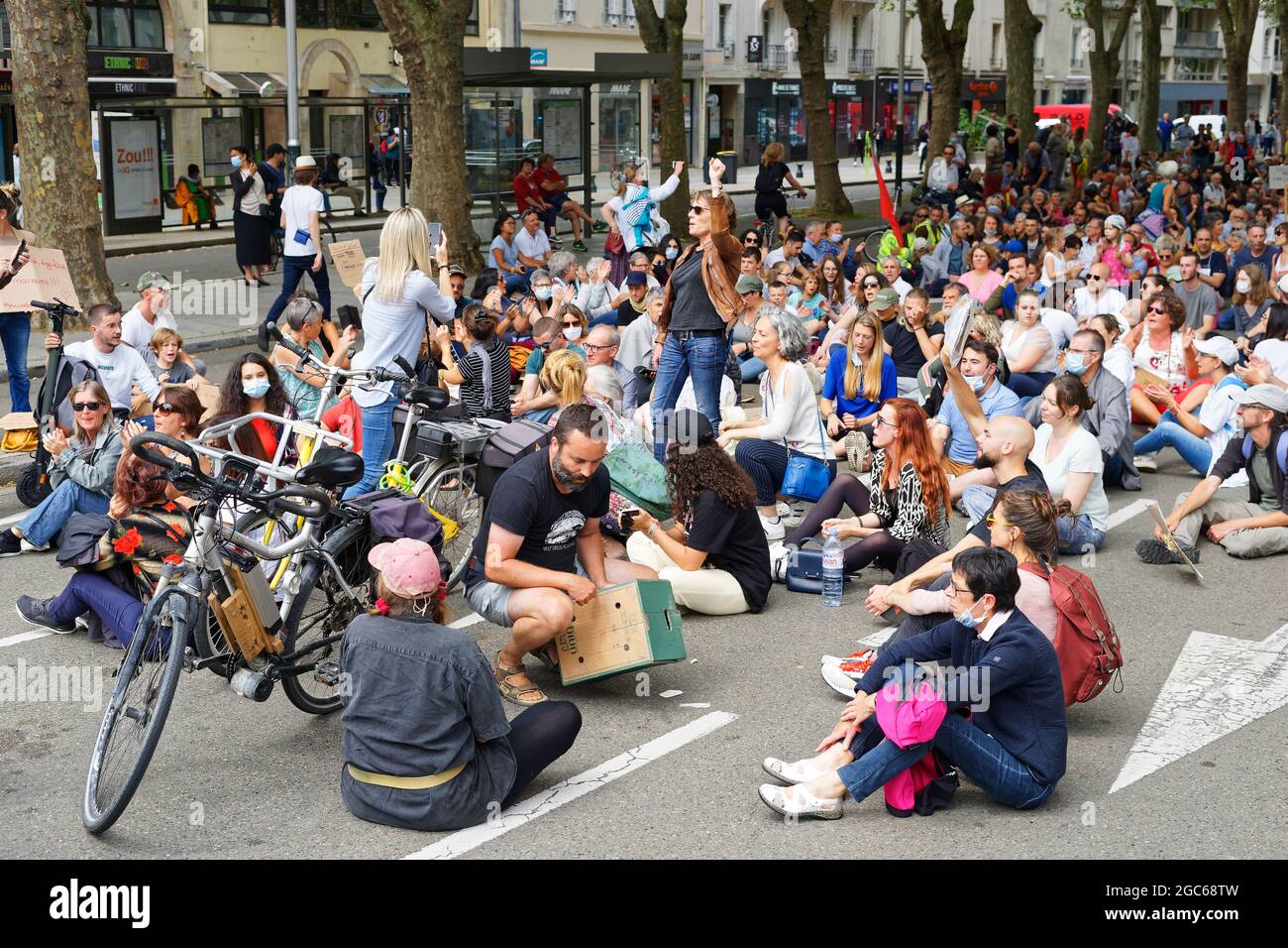 Covid manifestation sanitaire contre la passe sanitaty et contre la vaccination obligatoire. Laval (pays de la Loire), juillet 2021. Banque D'Images