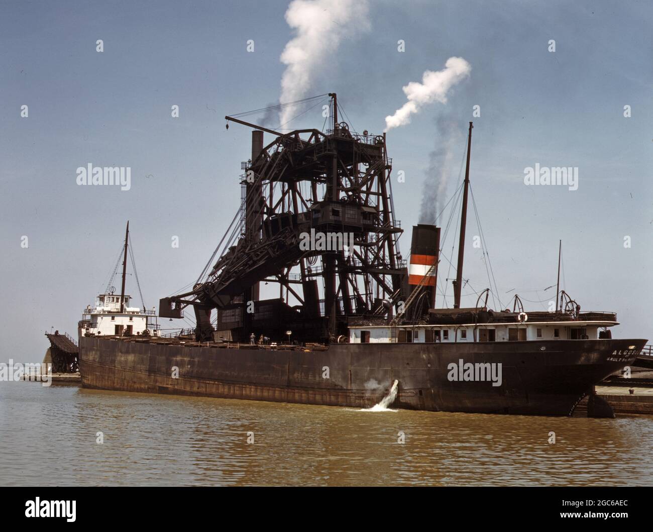 États-Unis, Amérique en couleur 1939, chargement du charbon sur fret, Pennsylvania Docks Banque D'Images