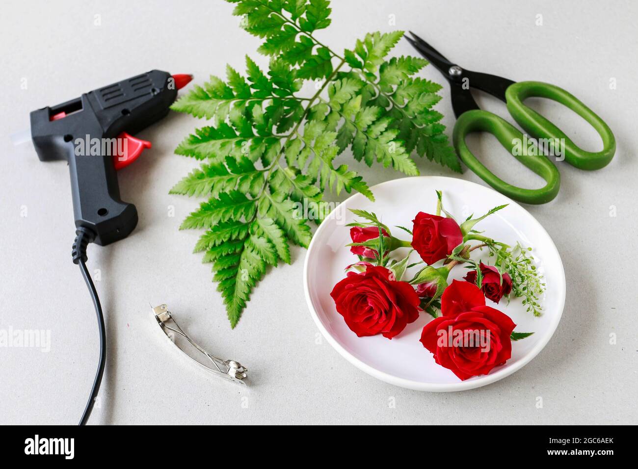 Fleuriste au travail: Comment faire une pince à cheveux avec des fleurs  fraîches et de la fougère. Étape par étape, tutoriel Photo Stock - Alamy