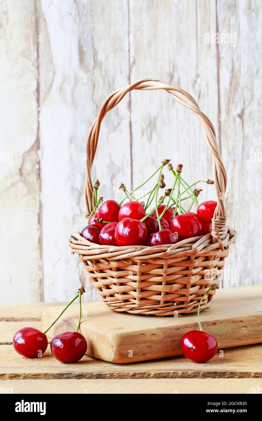 Panier de cerises. Une alimentation saine Banque D'Images