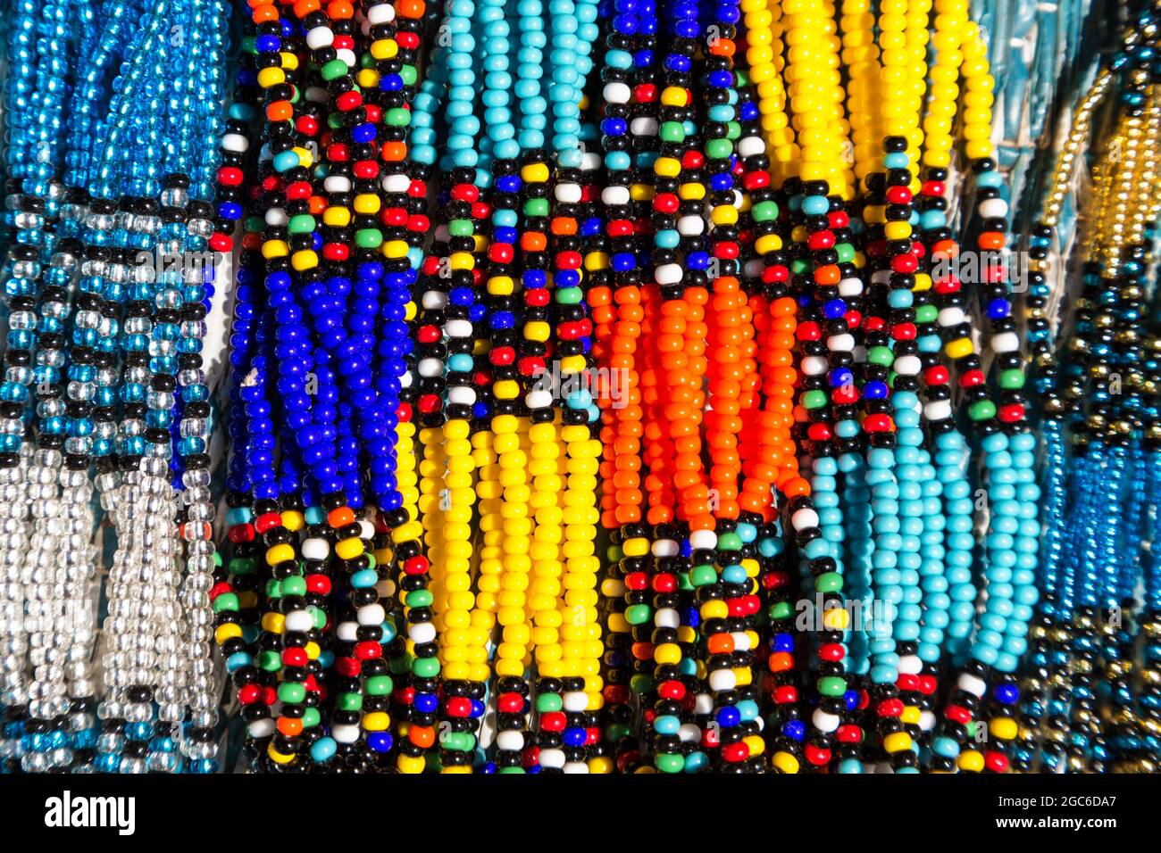 Colliers tribaux africains aux couleurs vives. Gros plan de perles  complexes à vendre sur un marché de rue en Afrique du Sud Photo Stock -  Alamy