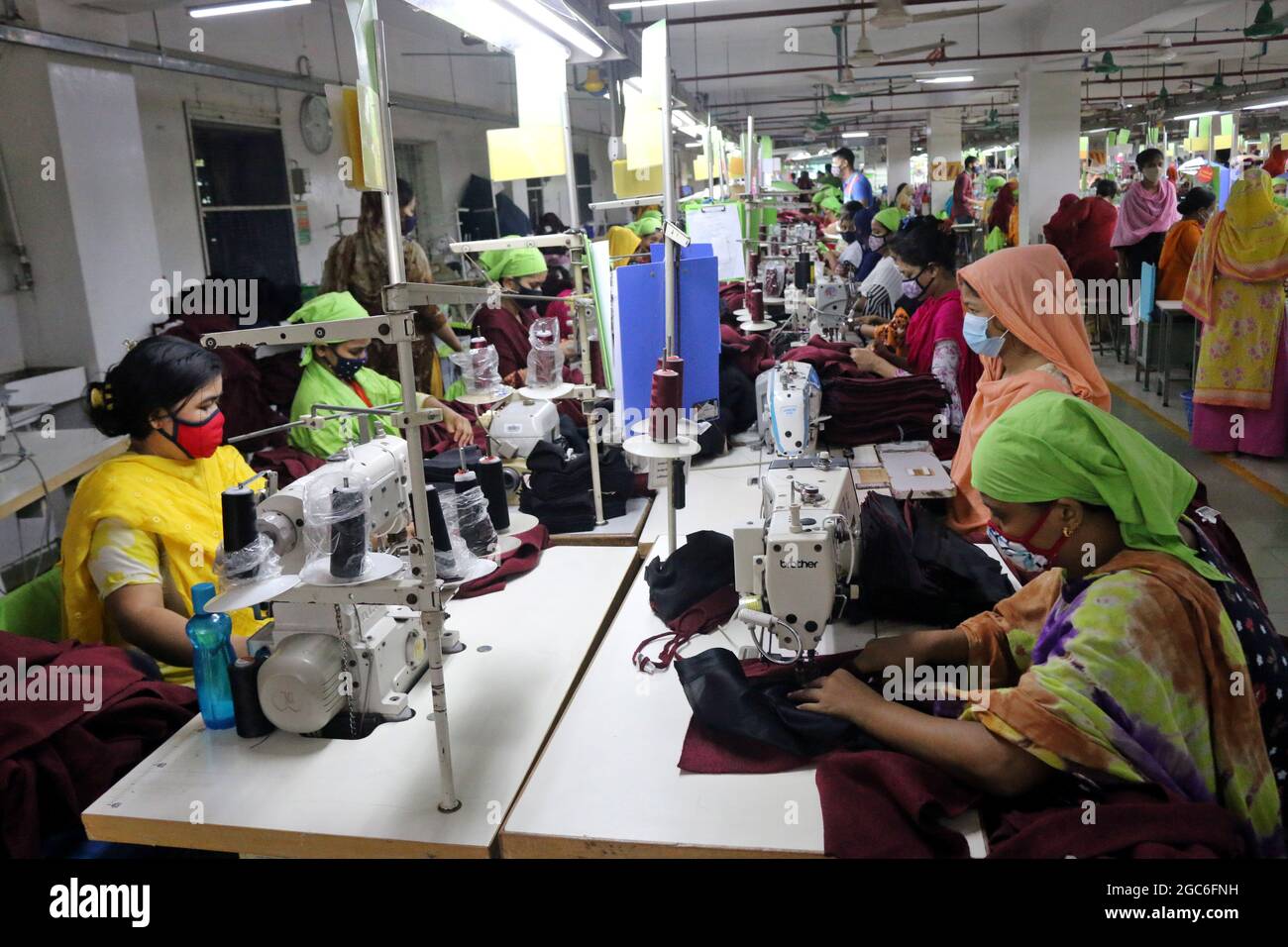 Août 05,2021, Dhaka, Bangladesh: Des travailleurs du vêtement travaillent dans une usine après la réouverture des usines de vêtements pendant le confinement de Covid-19 à Dhaka Banque D'Images