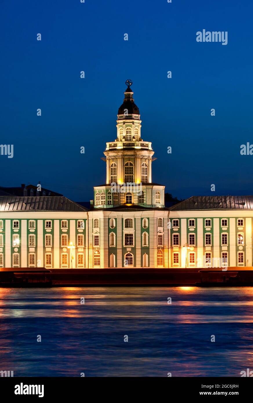 Le bâtiment de la Kunstkamera avec illumination. Nuits blanches à Saint-Pétersbourg, Russie Banque D'Images