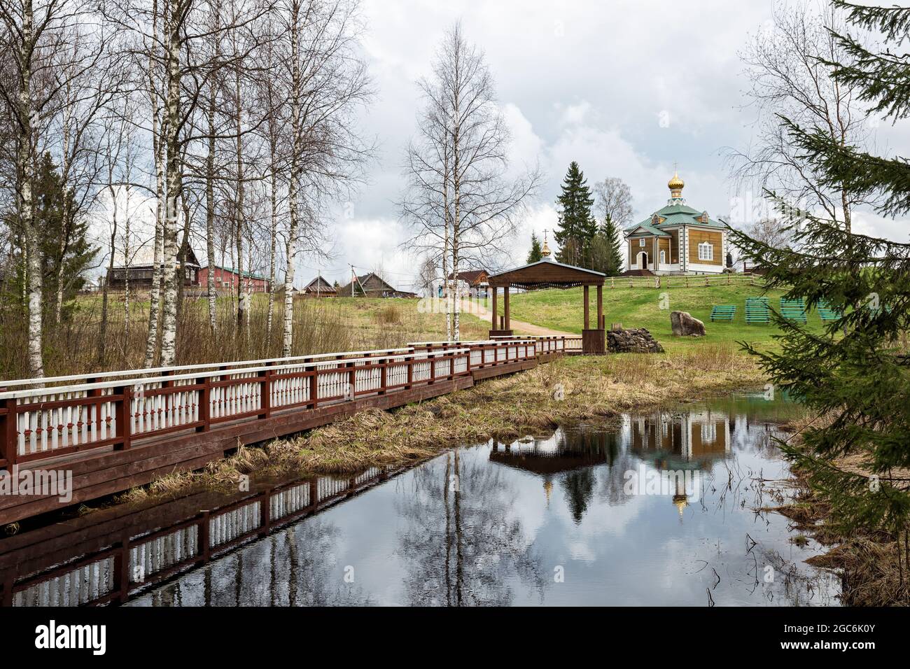 Paysage de printemps. Monastère d'Olginsky au début du printemps, l'église Saint-Nicolas le Wonderworker se reflète dans l'eau de la Volga, qui orig Banque D'Images