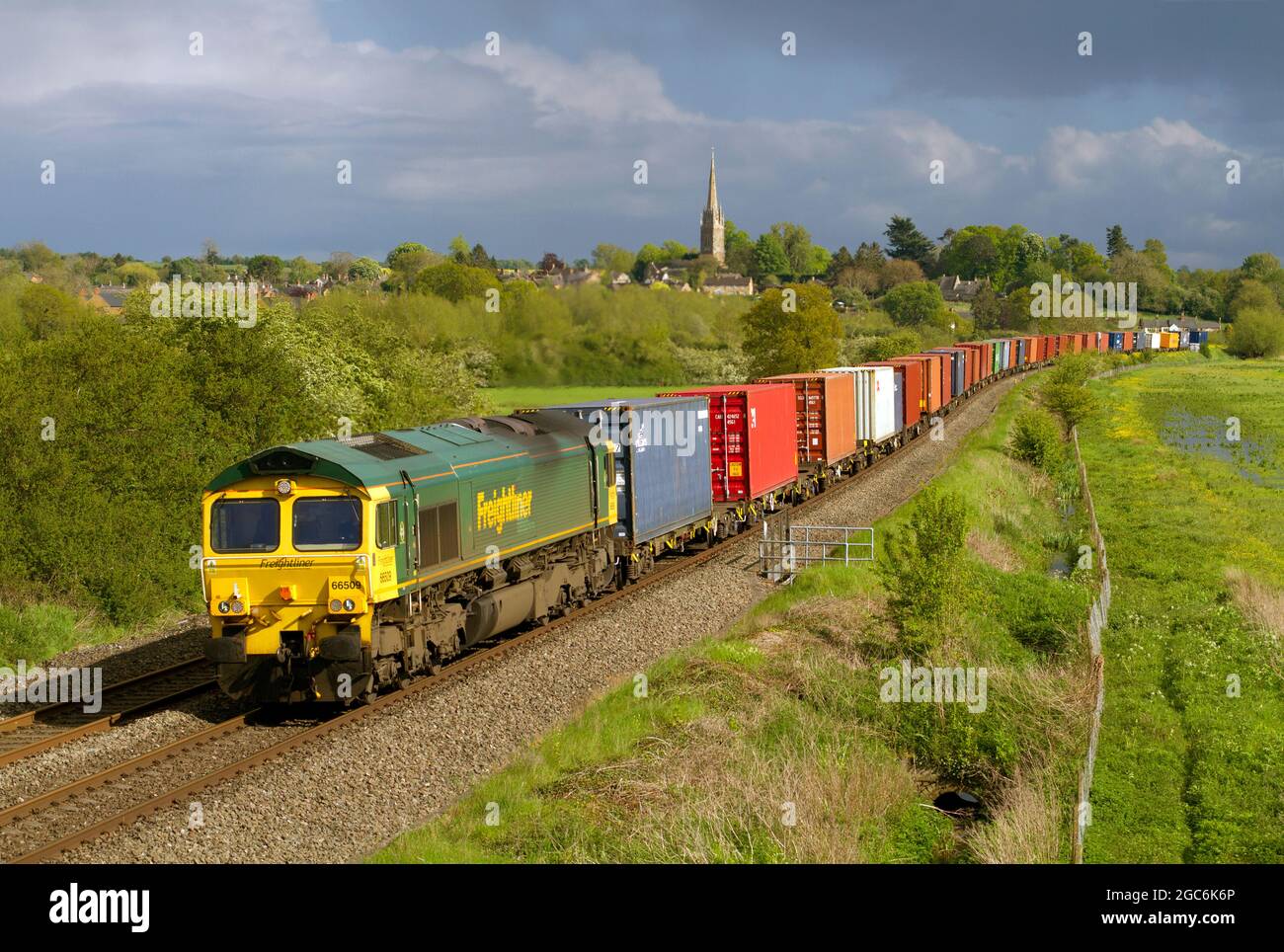 Une locomotive diesel de classe 66 numéro 66509 travaillant un train de conteneurs freightliner à Kings Sutton le 19 mai 2021. Banque D'Images