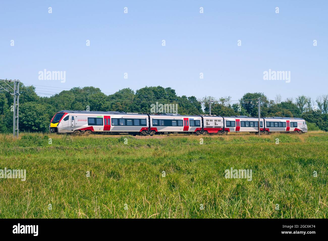 Un Stadler FLIRT mode bimode de classe 755 unité multiple numéro 755420 qui travaille le service 2L75 11:50 de Peterborough à Ipswich Greater Anglia à Ely. Banque D'Images