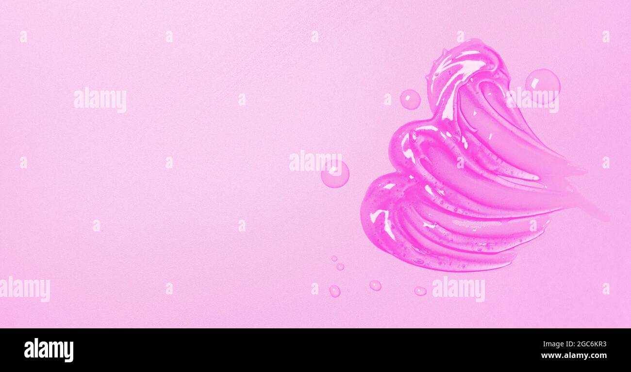 Gel liquide cosmétique taches gouttes texture fond rose Banque D'Images