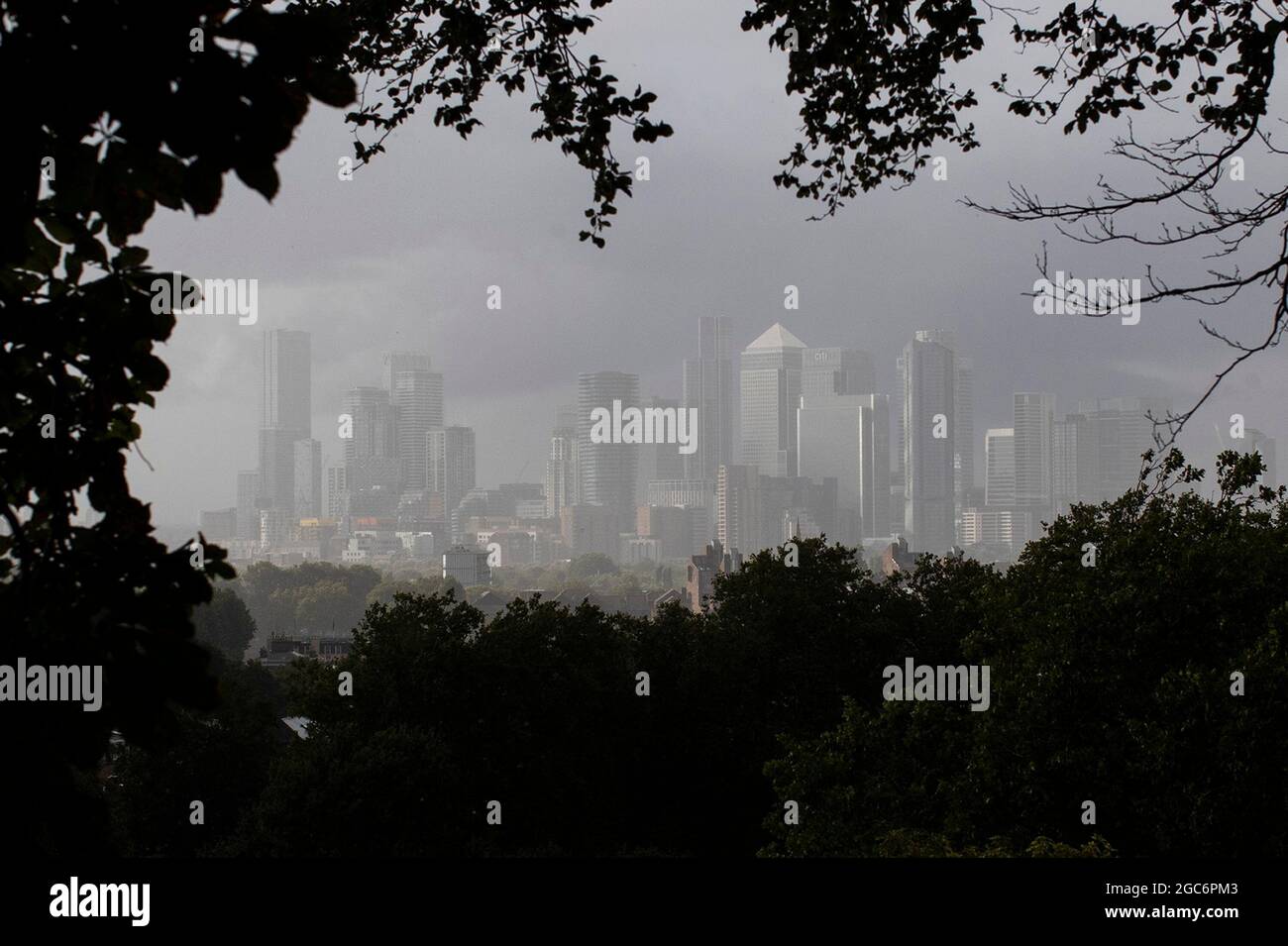 06/08/2021. Londres, Royaume-Uni. Vue sur Canary Wharf par temps humide depuis Greenwich Park. Crédit photo : George Cracknell Wright Banque D'Images