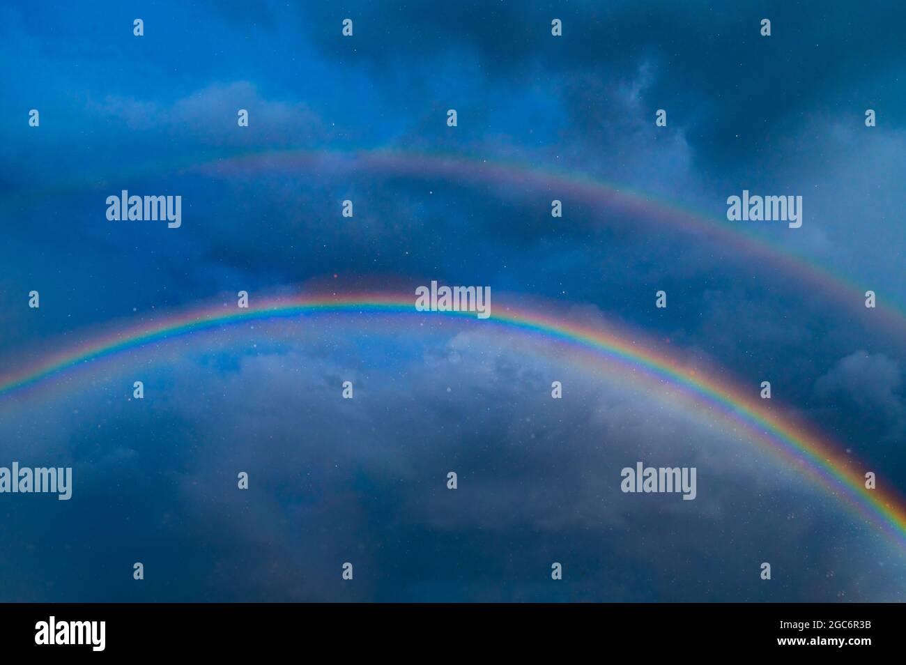 Double arc-en-ciel contre le ciel orageux Banque D'Images