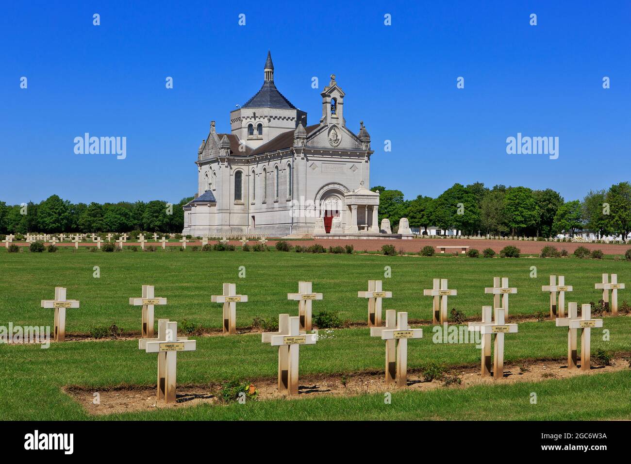 La basilique notre Dame de Lorette et le cimetière militaire (le plus grand cimetière militaire français au monde) à Ablain-Saint-Nazaire (pas-de-Calais), en France Banque D'Images