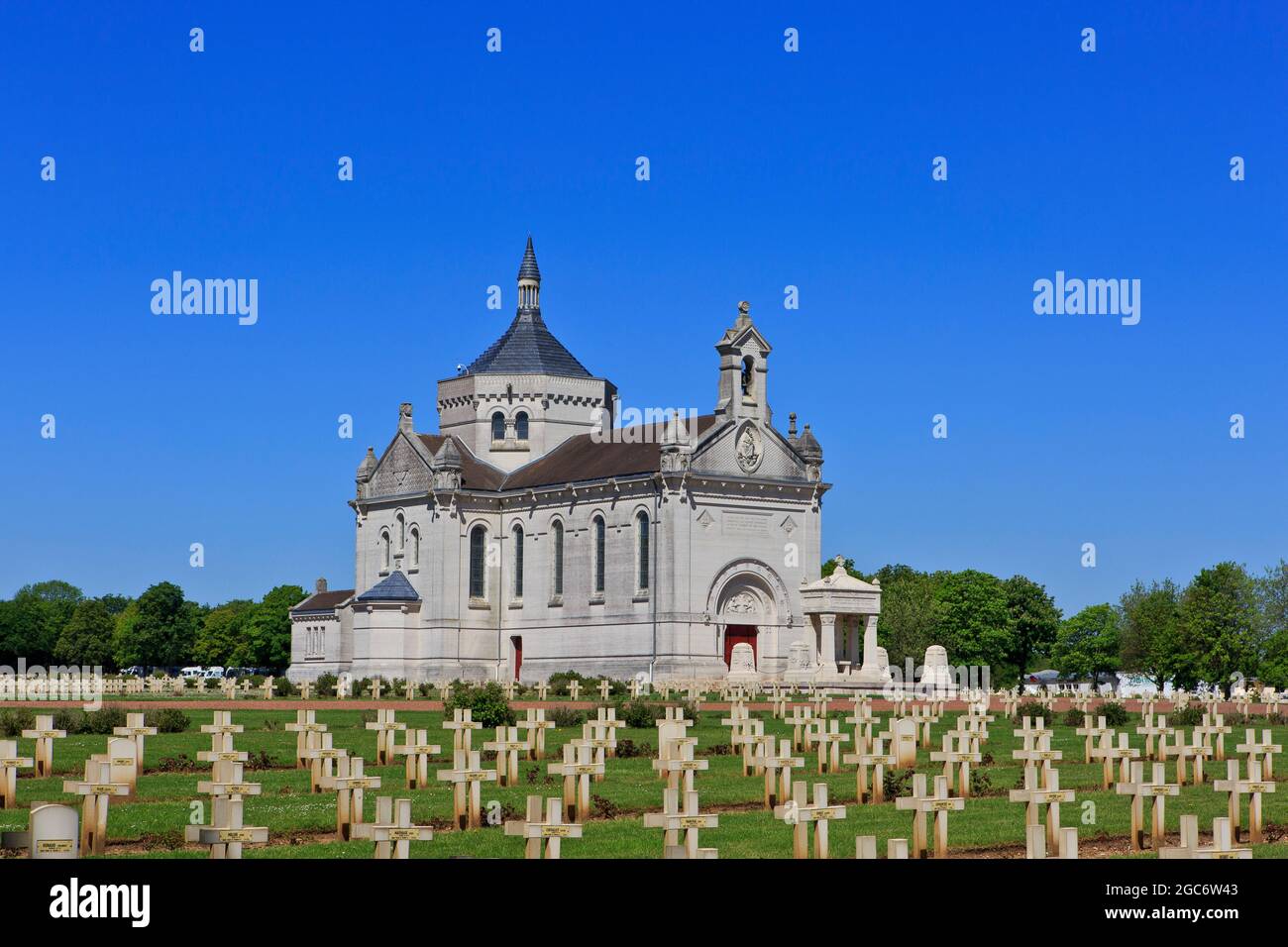 La basilique notre Dame de Lorette et le cimetière militaire (le plus