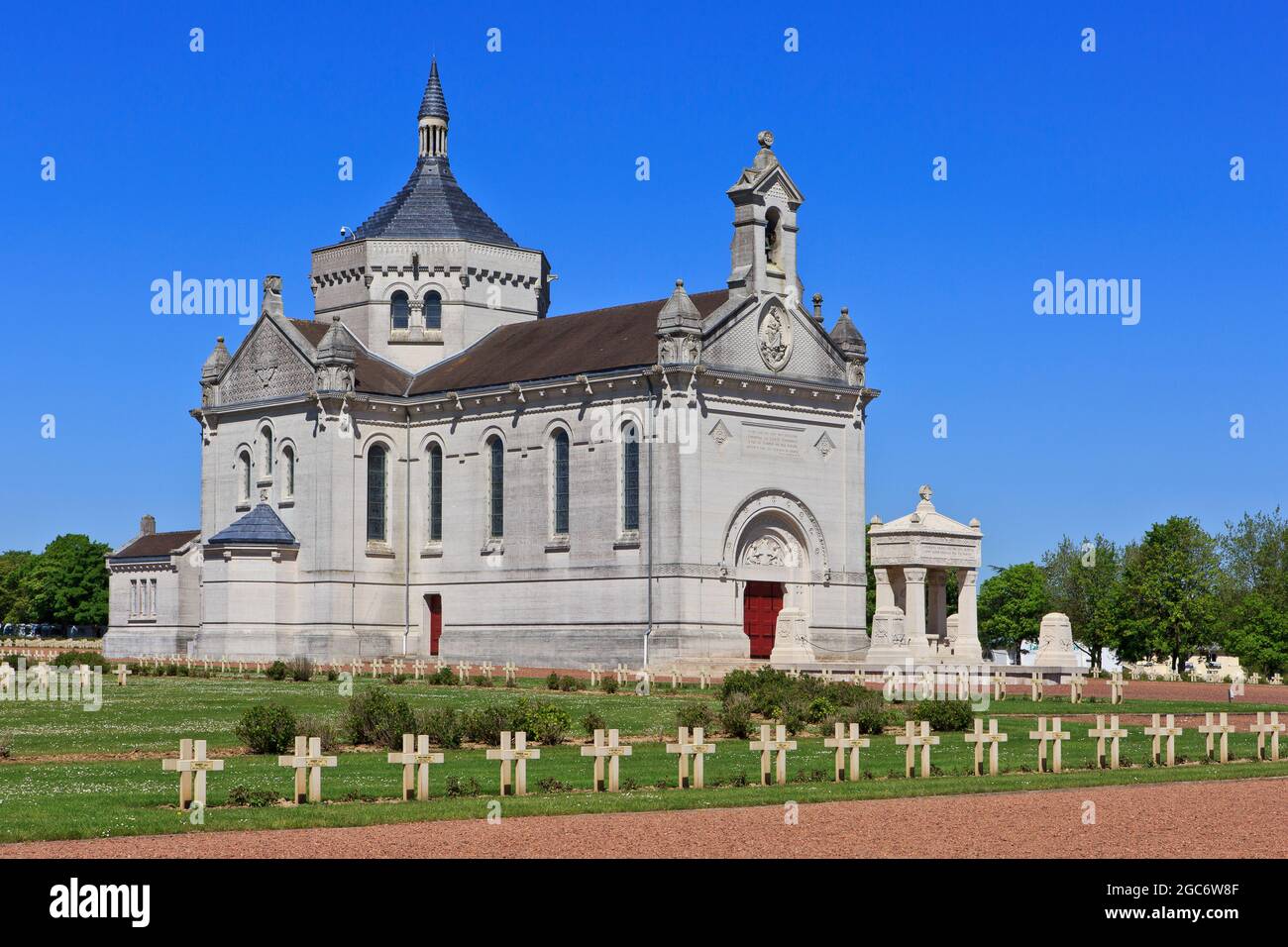 La basilique notre Dame de Lorette et le cimetière militaire (le plus