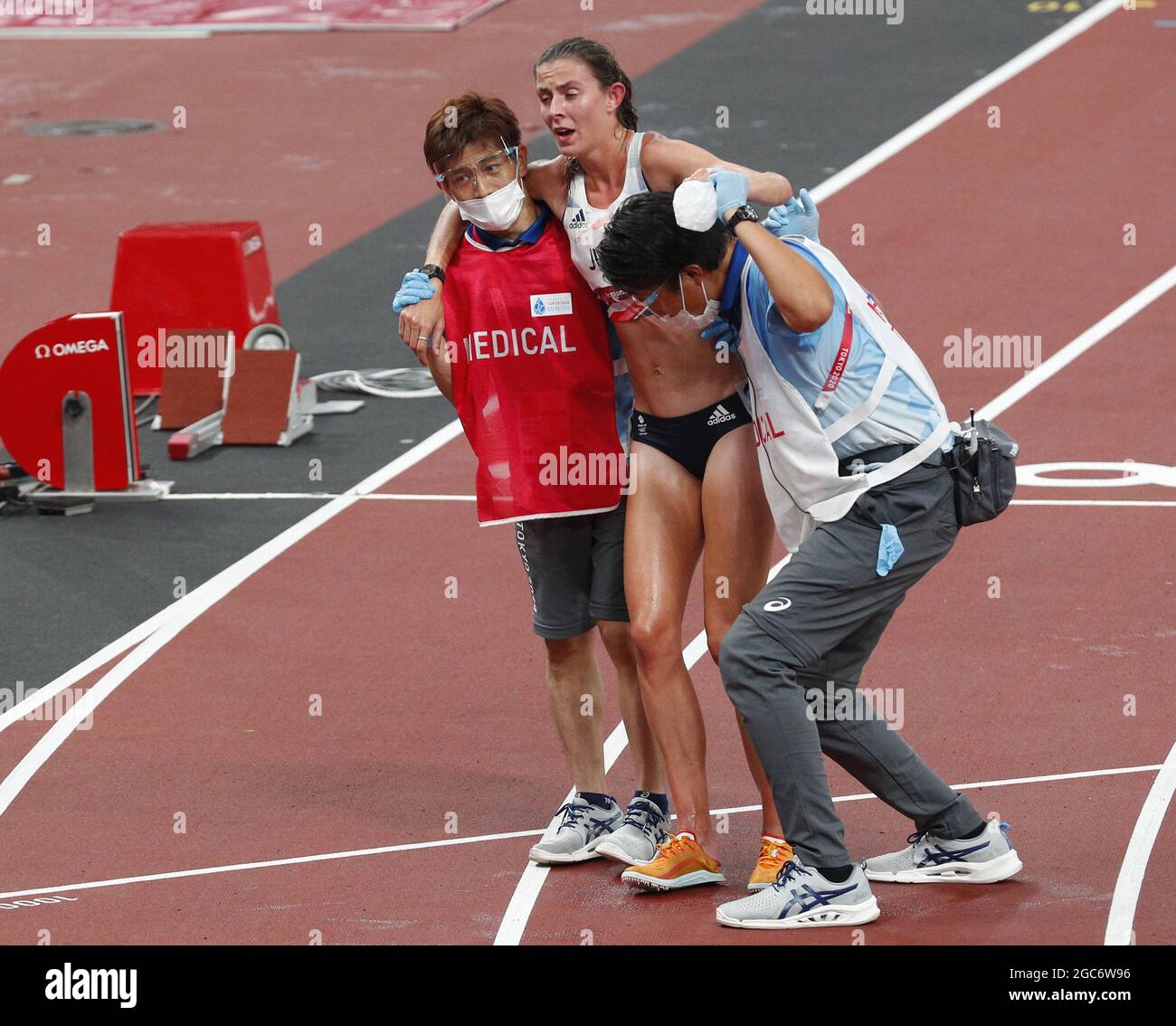 Tokyo, Japon. 07e août 2021. Jessica Judd, de Grande-Bretagne, quitte la piste assistée par du personnel médical lors de la finale des 10 000 m féminins au stade olympique lors des Jeux olympiques d'été de 2020 à Tokyo, au Japon, le samedi 7 août 2021. Photo de Bob Strong/UPI crédit: UPI/Alay Live News Banque D'Images