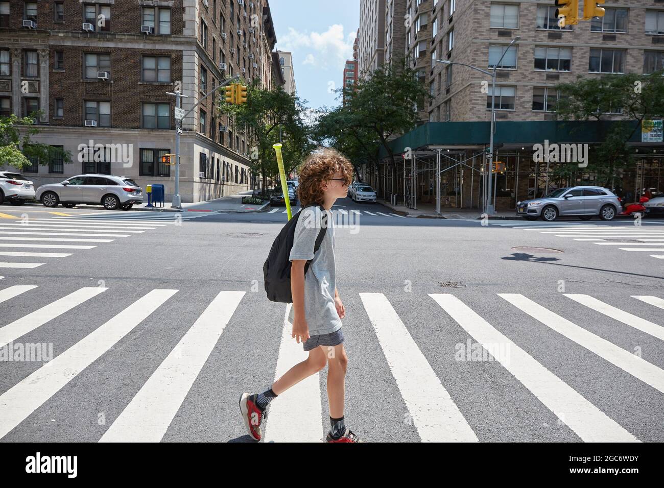 États-Unis, New York, New York City, Boy Crossing Street Banque D'Images