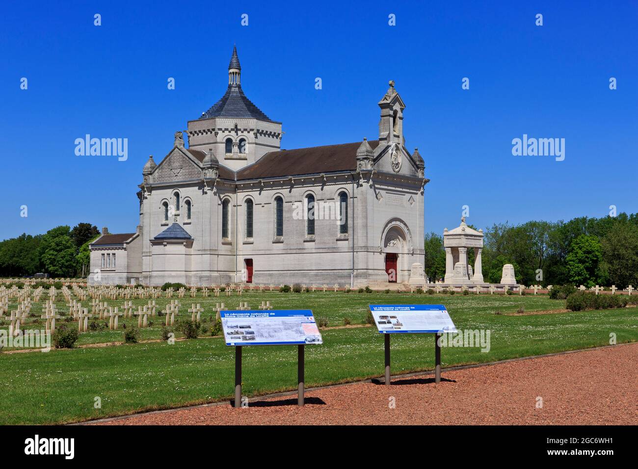 La basilique notre Dame de Lorette et le cimetière militaire (le plus