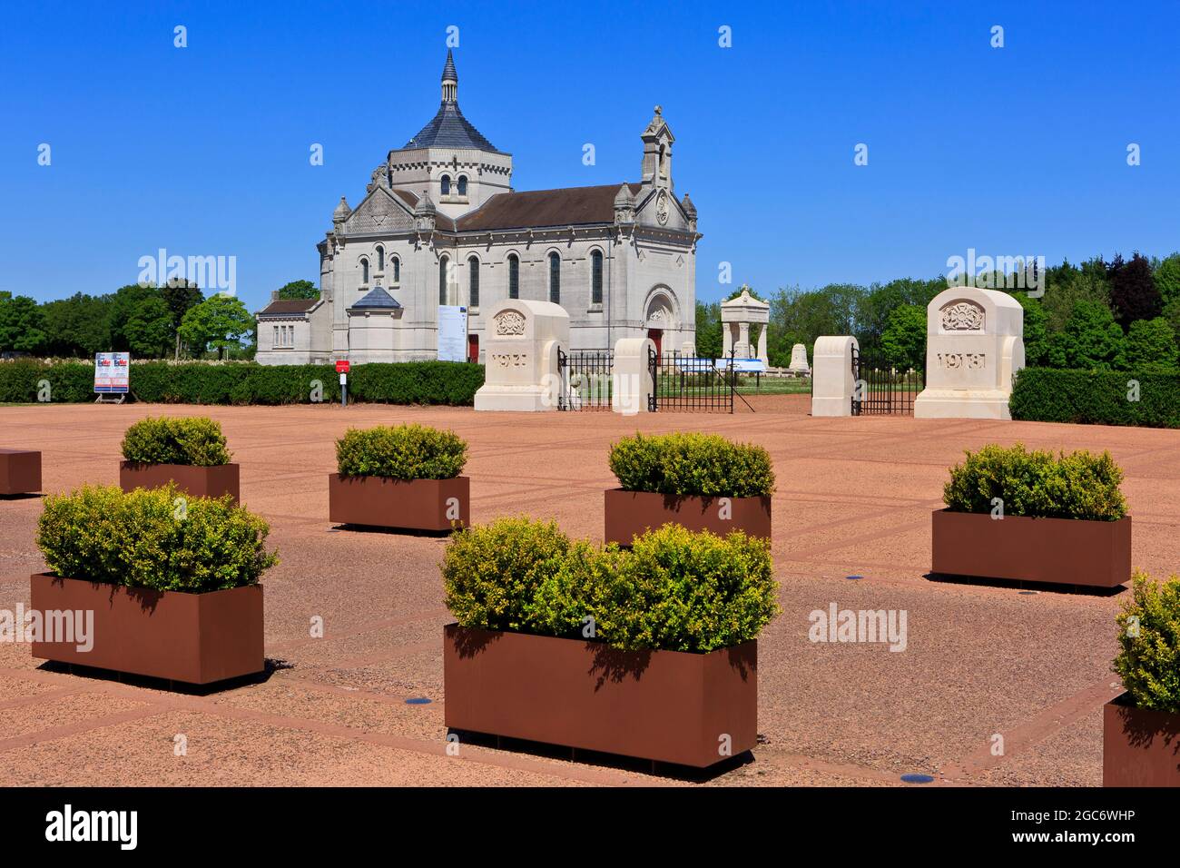 La basilique notre Dame de Lorette et le cimetière militaire (le plus