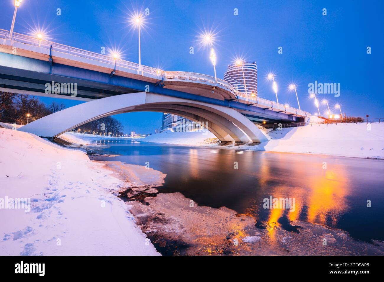 Pologne, Subcarpathia, Rzeszow, pont illuminé en hiver Banque D'Images