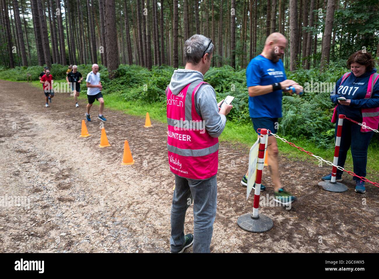 Coureurs et joggeurs participant au programme national de course du samedi à Sherwood Pines, dans le Nottinghamshire, en Angleterre, au Royaume-Uni. Banque D'Images