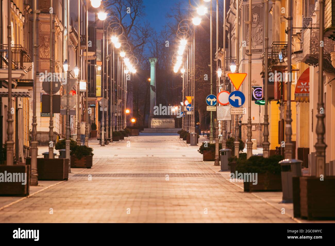 Pologne, Sainte Croix, Kielce, rue de ville illuminée la nuit Banque D'Images