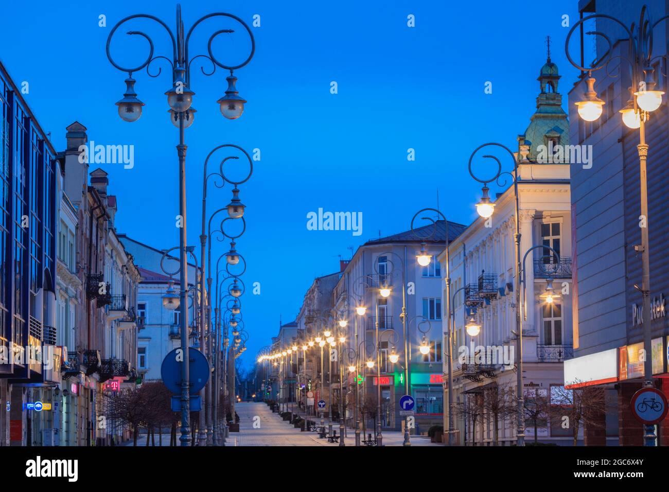 Pologne, Sainte Croix, Kielce, rue de ville illuminée la nuit Banque D'Images