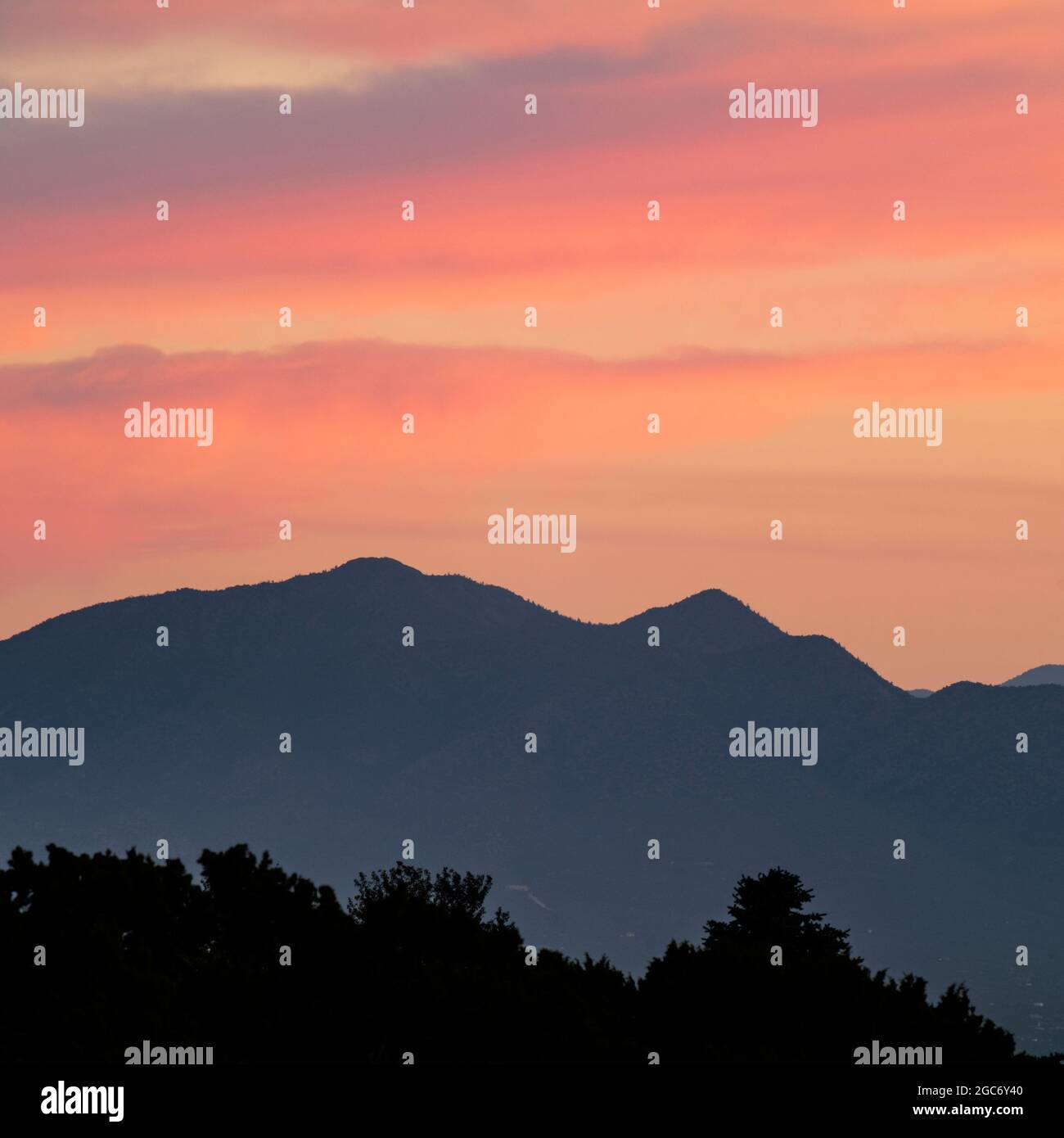 États-Unis, Nouveau-Mexique, montagnes Sandia de Santa Fe, ciel coloré au-dessus des montagnes Sandai au coucher du soleil Banque D'Images