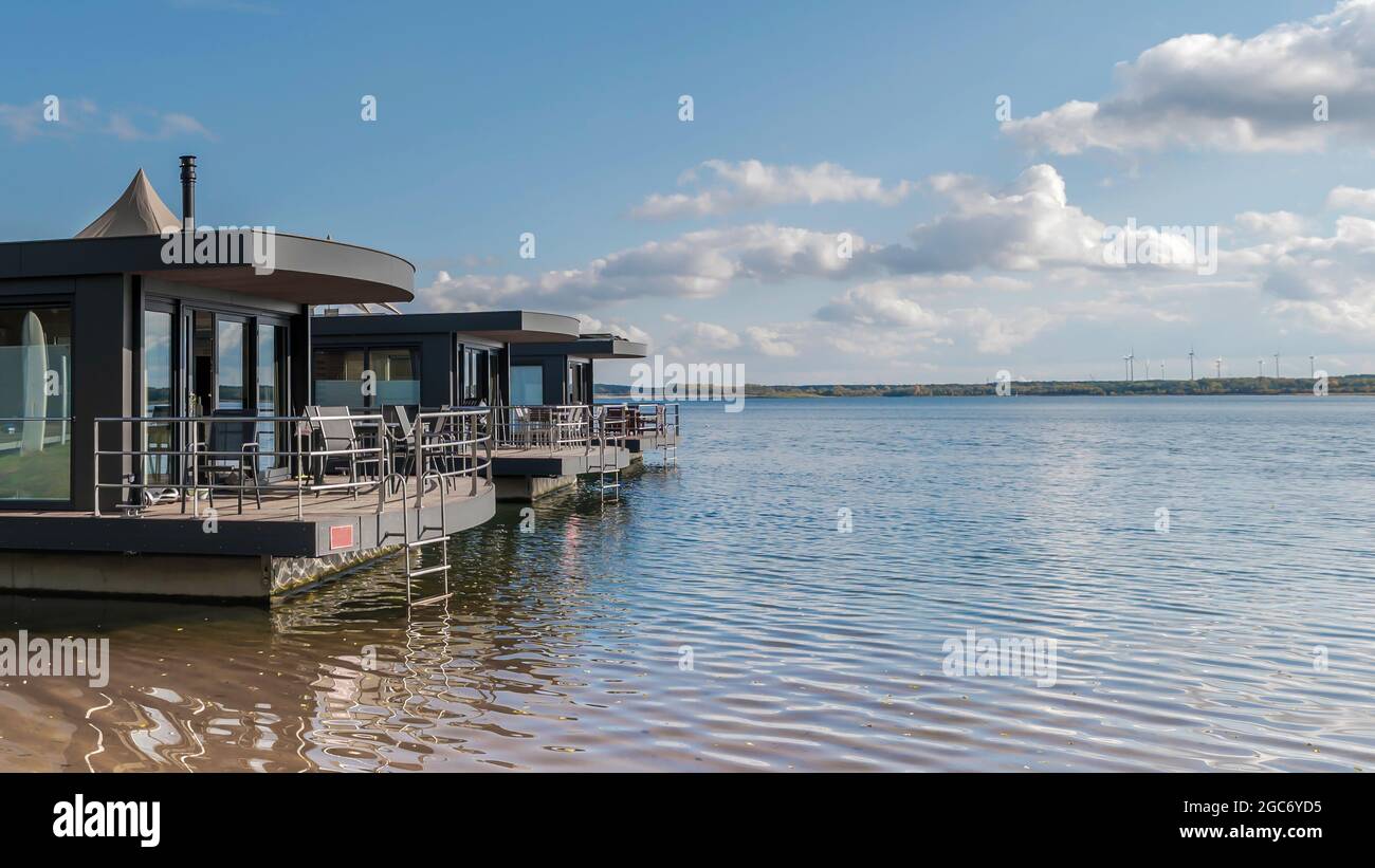 Vivre sur une maison flottante est très attrayant Banque D'Images