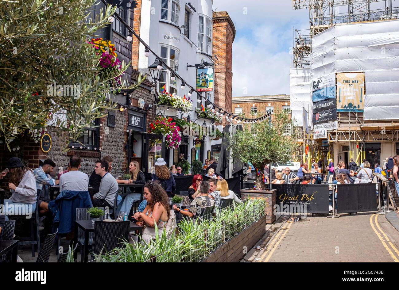 Les gens qui boivent à l'extérieur dans les pubs Red Lion et Cricketers, au cœur des Lanes Brighton Sussex, Royaume-Uni Banque D'Images