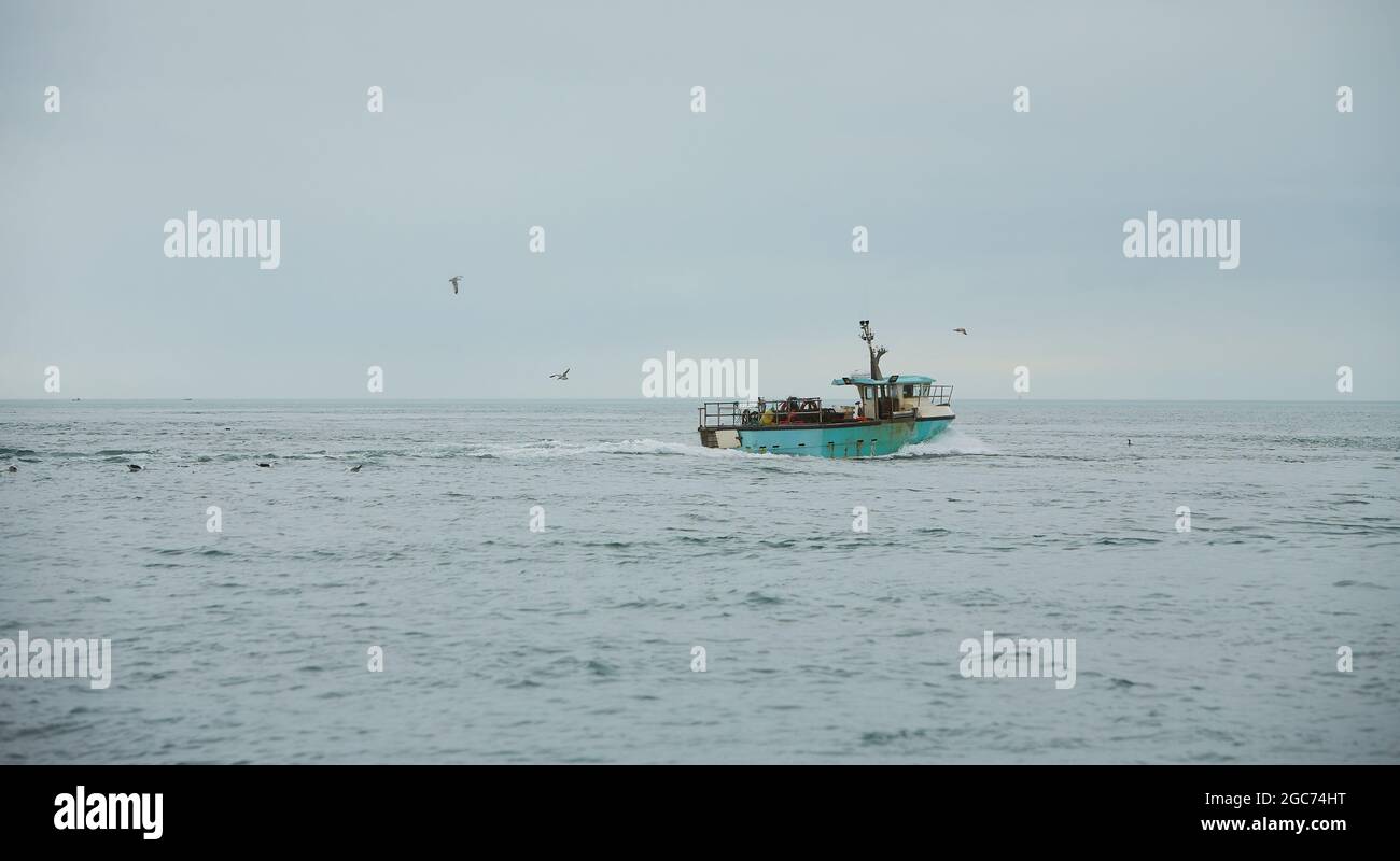 Bateau de pêche en mer. Banque D'Images