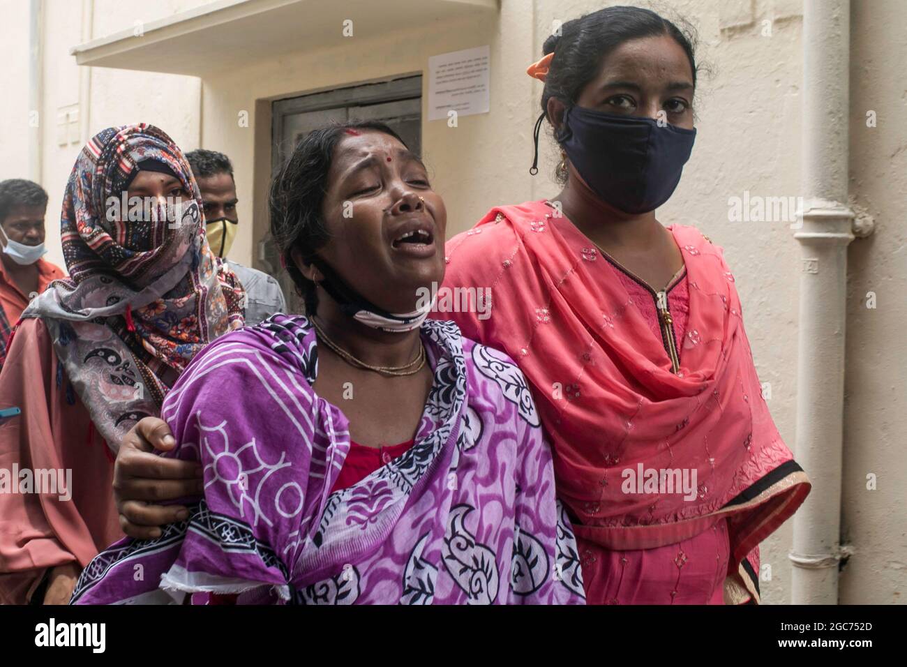Une femme tombe en larmes en attendant de recevoir le corps de son être aimé qui est mort dans le feu mortel qui avait englouti une usine de Narayanganj le mois dernier. Les autorités ont remis les restes de 21 corps des travailleurs, qui sont morts samedi dans l'incendie de l'usine de Hashem Foods Ltd à Rupganj de Narayanganj, le 8 juillet, à leurs familles. Les corps charrés ont été libérés de 12 h à 13 h après que l'unité judiciaire du Département d'enquête criminelle (CID) de la police a identifié 45 travailleurs décédés sur 48 par analyse d'ADN. Cependant, CID doit encore confirmer les identités de trois autres Banque D'Images