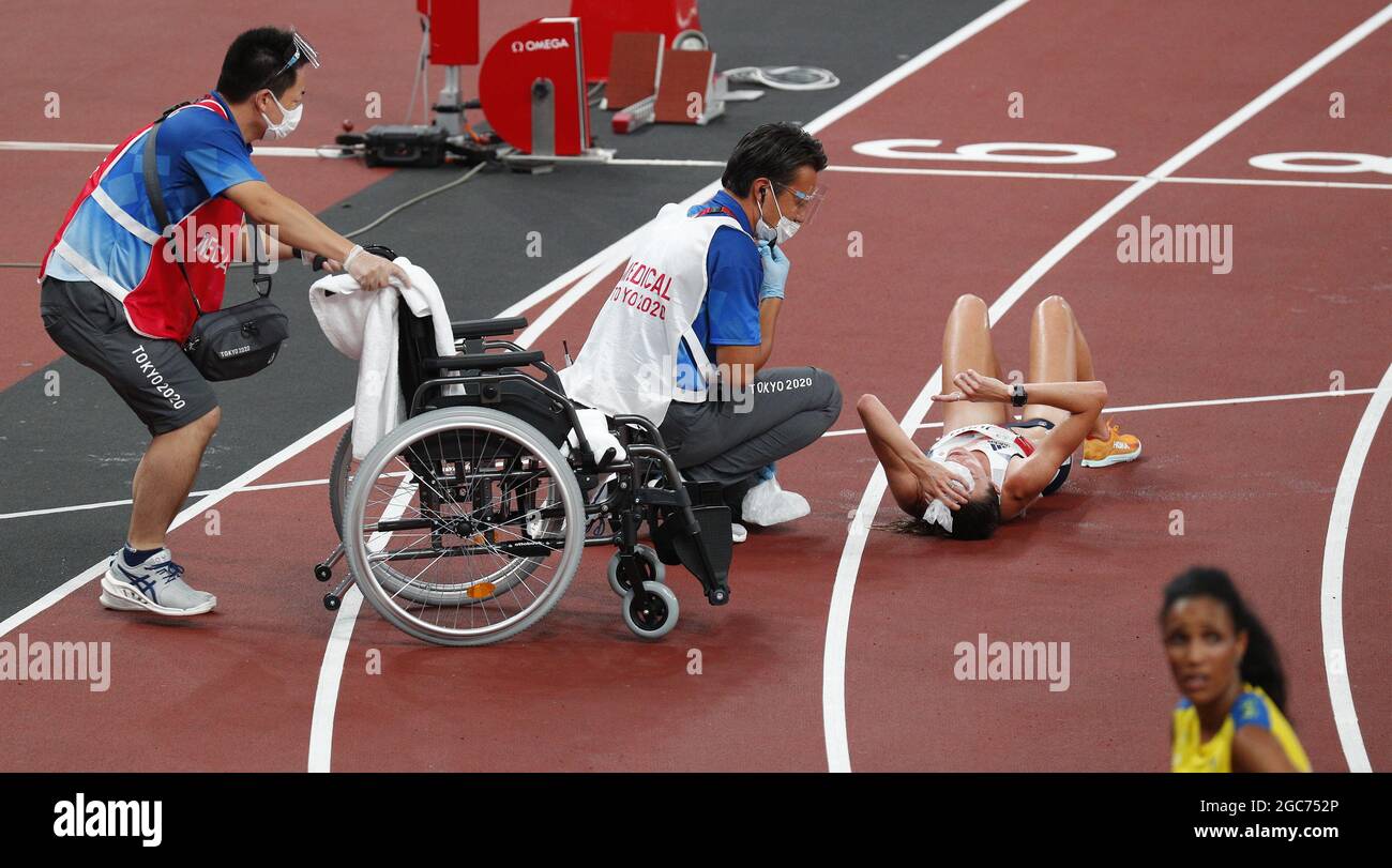 Tokyo, Japon. 07e août 2021. Jessica Judd, de Grande-Bretagne, a assisté du personnel médical à la finale des 10 000 m féminins au stade olympique lors des Jeux olympiques d'été de 2020 à Tokyo, au Japon, le samedi 7 août 2021. Photo de Bob Strong/UPI crédit: UPI/Alay Live News Banque D'Images