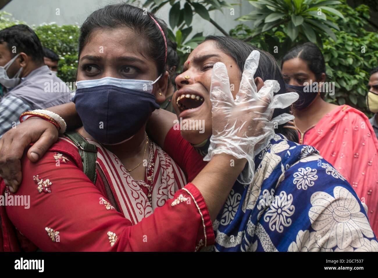 Une femme tombe en larmes en attendant de recevoir le corps de son être aimé qui est mort dans le feu mortel qui avait englouti une usine de Narayanganj le mois dernier. Les autorités ont remis les restes de 21 corps des travailleurs, qui sont morts samedi dans l'incendie de l'usine de Hashem Foods Ltd à Rupganj de Narayanganj, le 8 juillet, à leurs familles. Les corps charrés ont été libérés de 12 h à 13 h après que l'unité judiciaire du Département d'enquête criminelle (CID) de la police a identifié 45 travailleurs décédés sur 48 par analyse d'ADN. Cependant, CID doit encore confirmer les identités de trois autres Banque D'Images