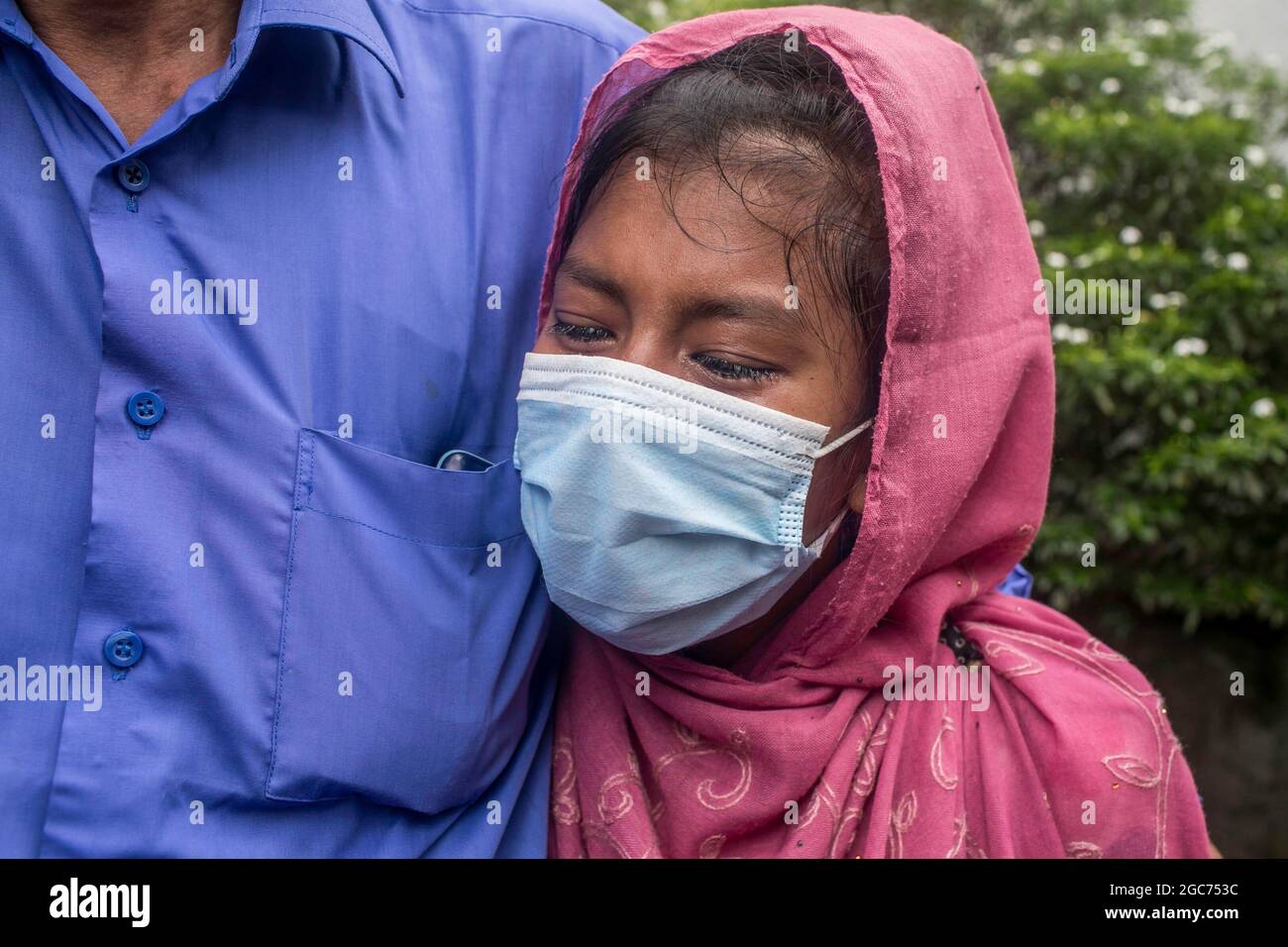 Une femme tombe en larmes en attendant de recevoir le corps de son être aimé qui est mort dans le feu mortel qui avait englouti une usine de Narayanganj le mois dernier. Les autorités ont remis les restes de 21 corps des travailleurs, qui sont morts samedi dans l'incendie de l'usine de Hashem Foods Ltd à Rupganj de Narayanganj, le 8 juillet, à leurs familles. Les corps charrés ont été libérés de 12 h à 13 h après que l'unité judiciaire du Département d'enquête criminelle (CID) de la police a identifié 45 travailleurs décédés sur 48 par analyse d'ADN. Cependant, CID doit encore confirmer les identités de trois autres Banque D'Images